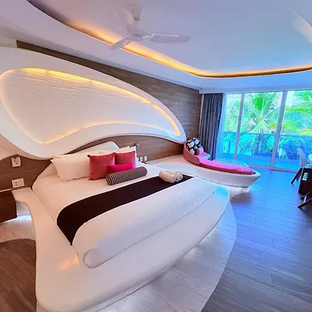 Condohotel The Carmen Deluxe Oceanview King Suite