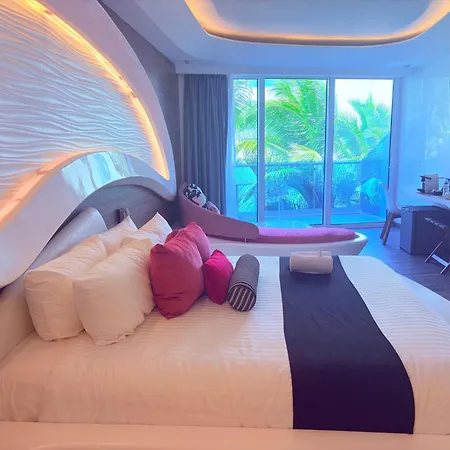 Condohotel The Carmen Deluxe Oceanview King Suite