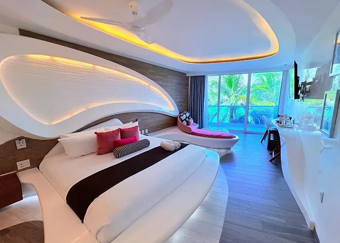 Condohotel The Carmen Deluxe Oceanview King *